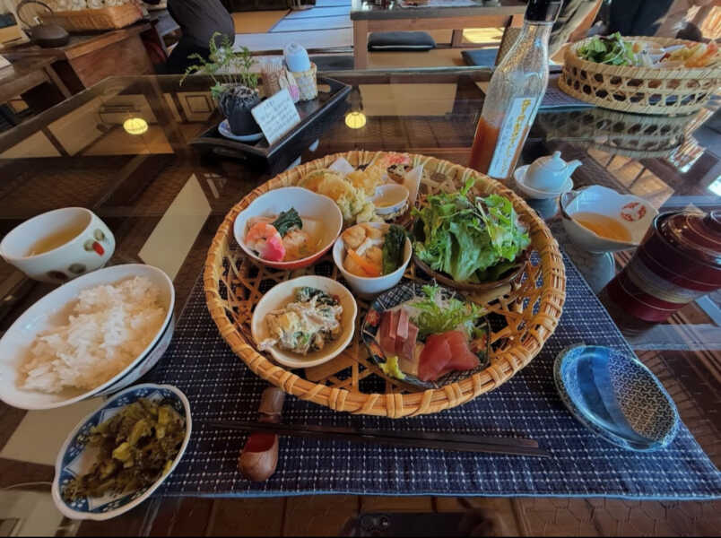 古民家で昼ごはん梅里