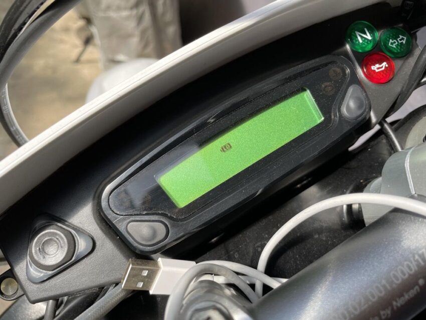 ハスクバーナ701エンデューロのメーターにバッテリーマークが点滅したらボタン電池を交換するのアイキャッチ画像