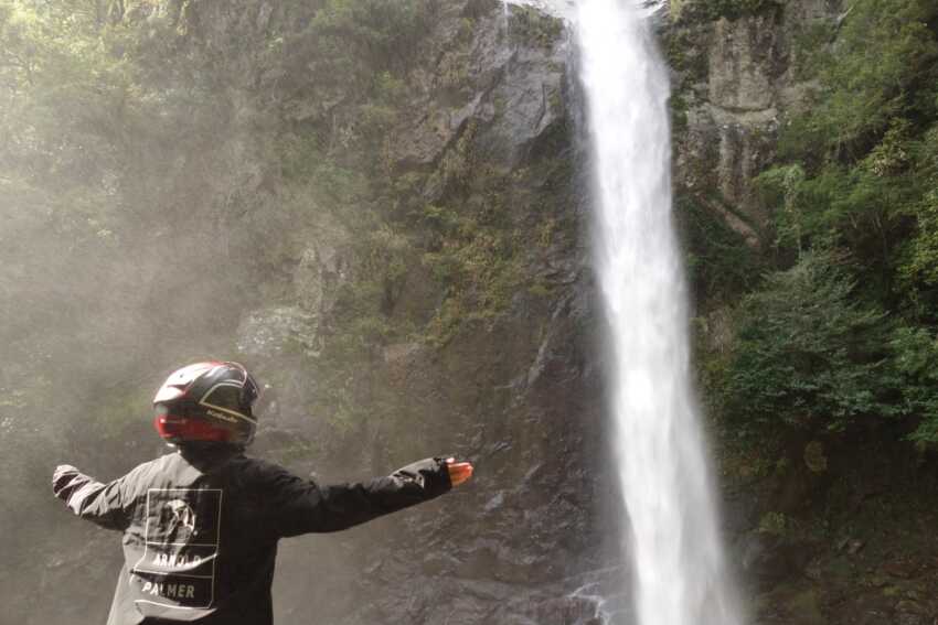 【秘境】六十尋滝は滝のすぐそばまで近づけて迫力満点！のアイキャッチ画像