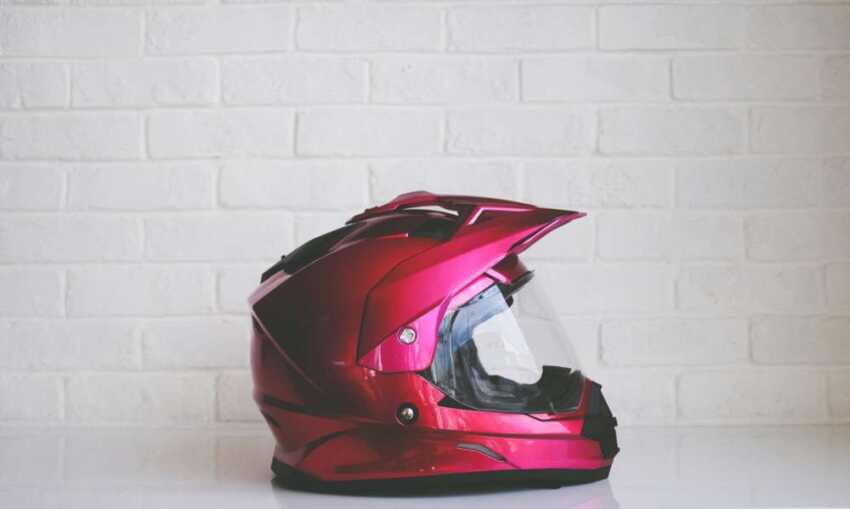 赤いバイク用ヘルメット