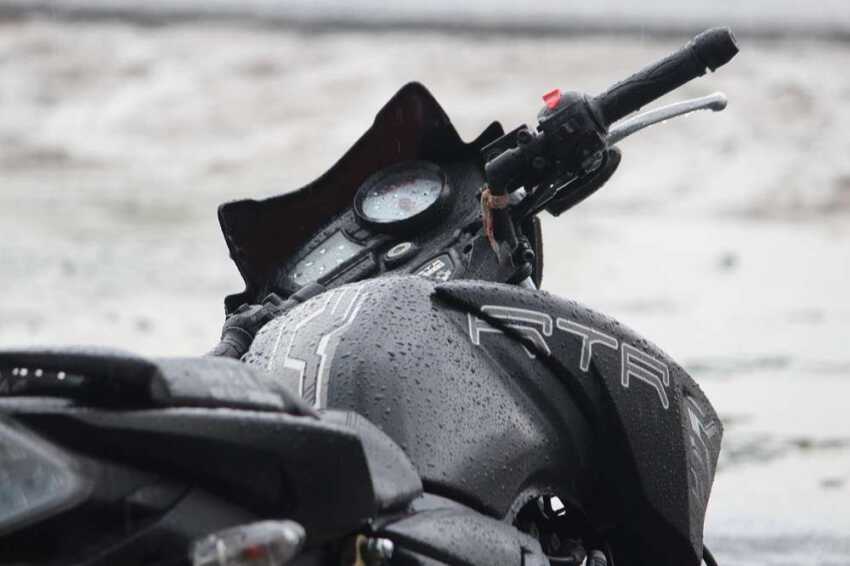 雨の日だってバイクに乗れる！ 快適なライディングを楽しむ方法＆グッズを紹介のアイキャッチ画像