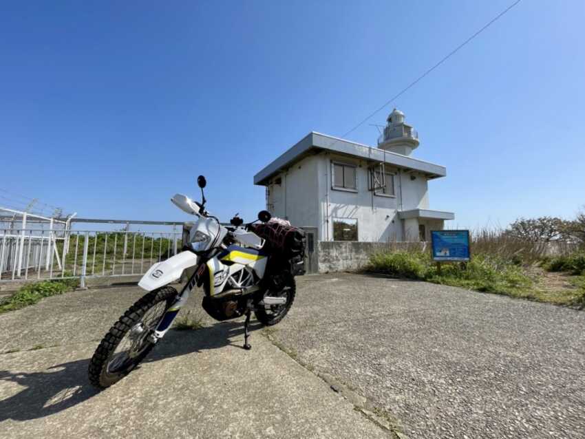 弾崎灯台とバイク