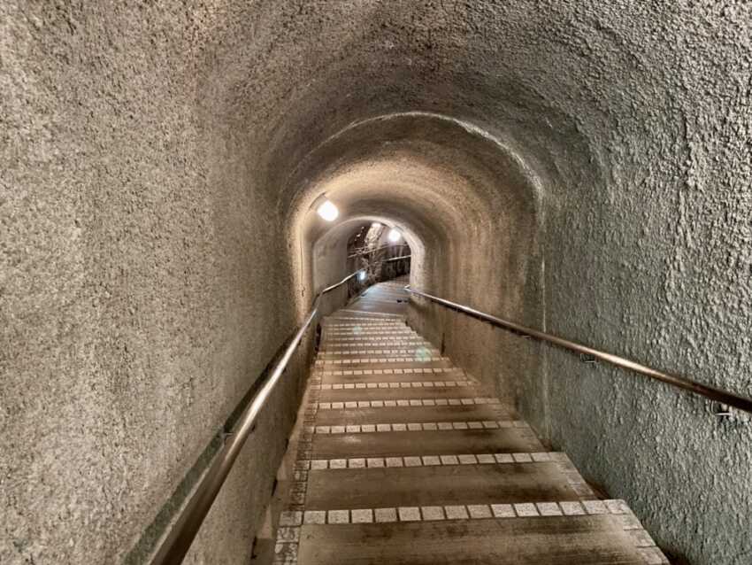 坑道につながる階段