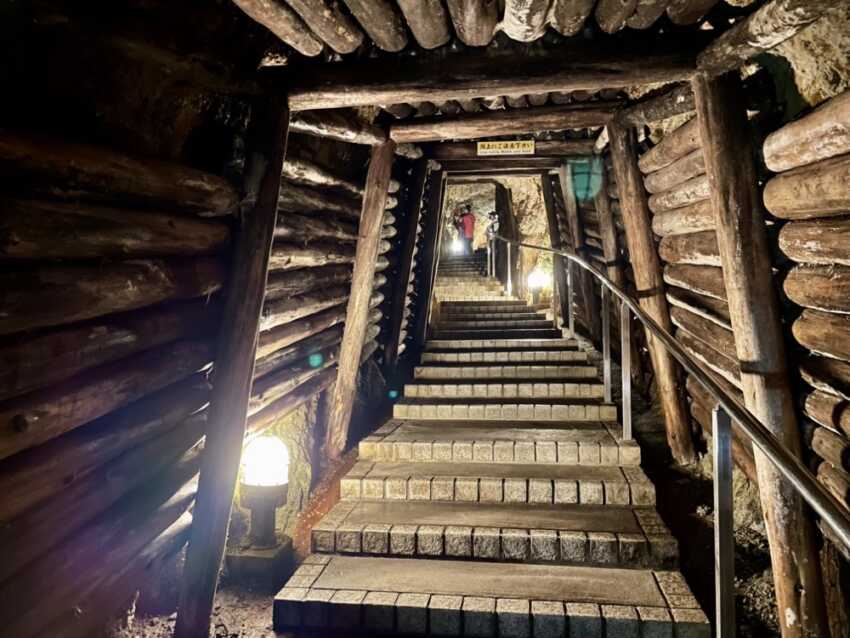 坑道内の階段
