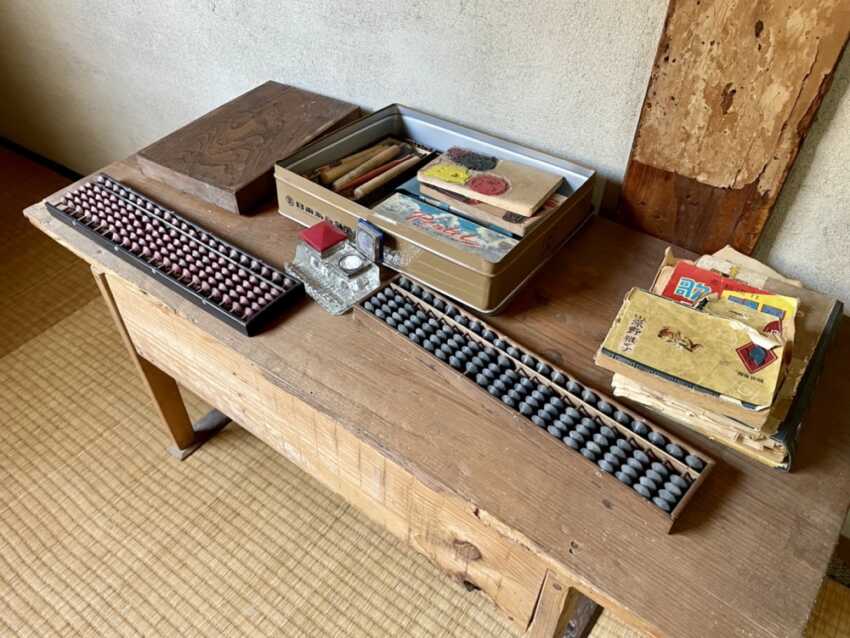 机に置かれた昔の道具