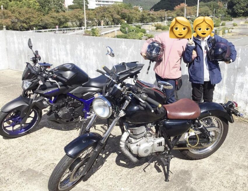 教習所の前で友人とバイクを並べて撮った