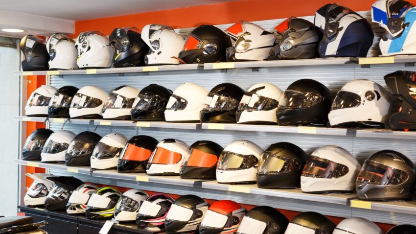 棚に置かれた複数のヘルメット