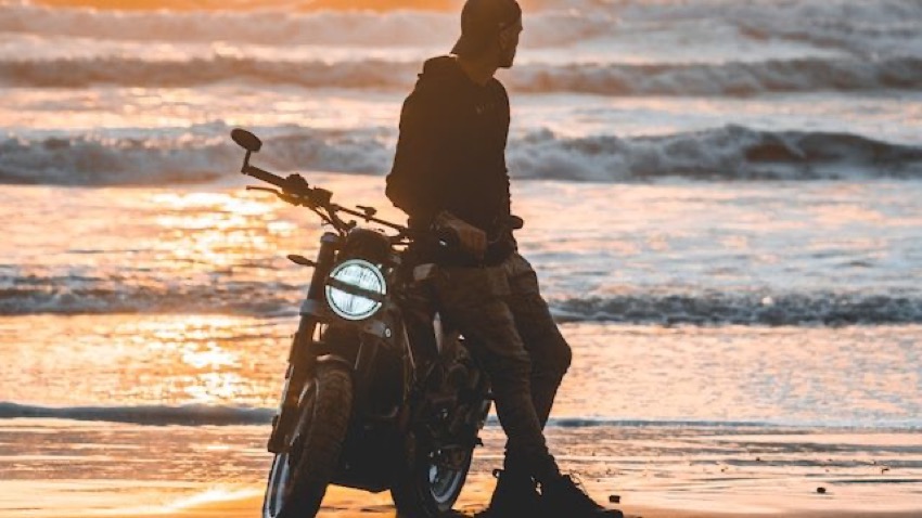 海辺でバイクと黄昏ている人