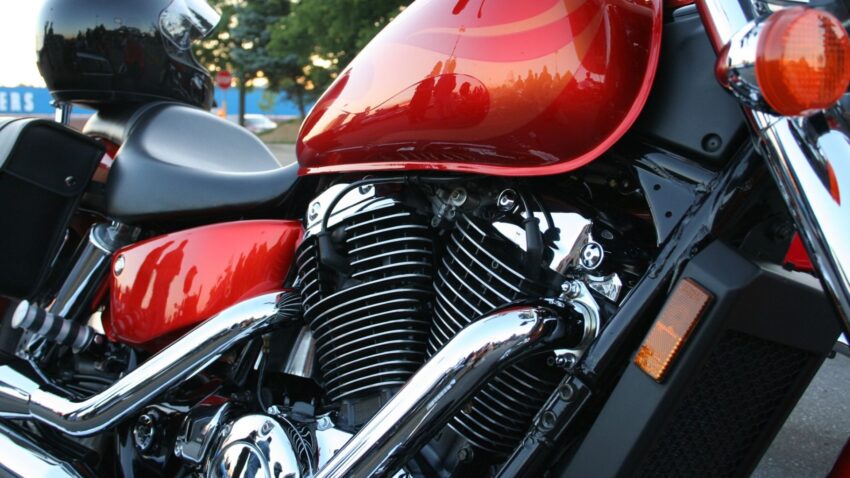 赤いバイクのエンジン