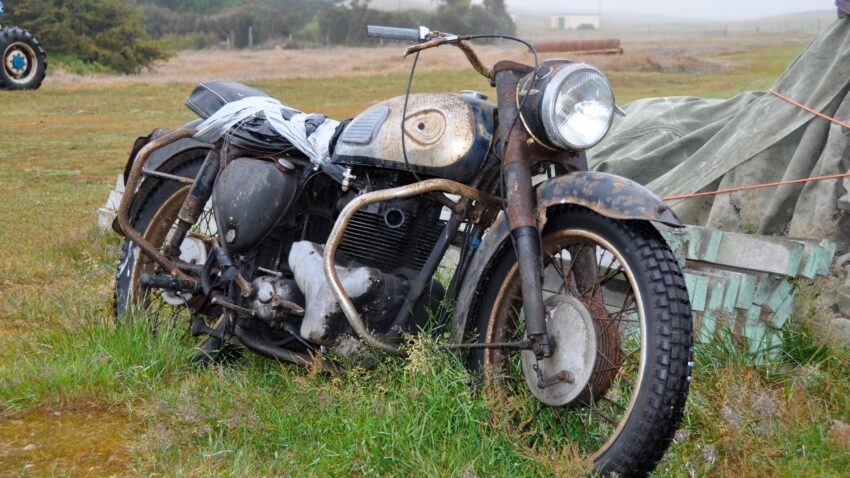 古い錆びついたバイク