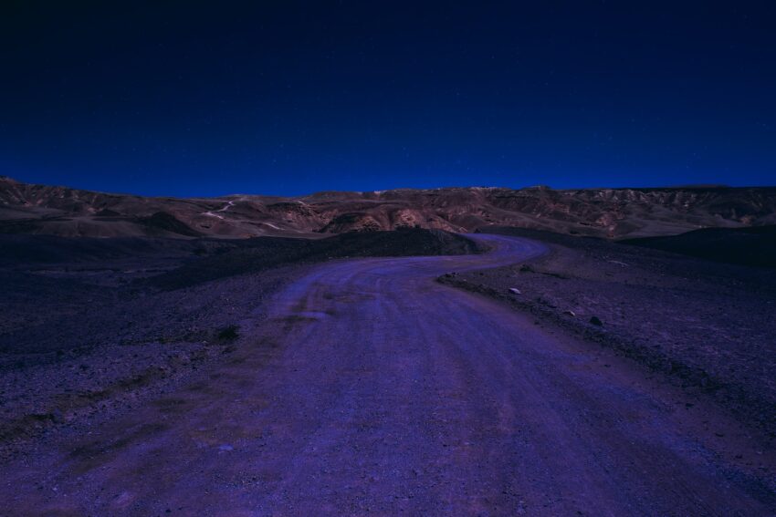 夜の砂漠道