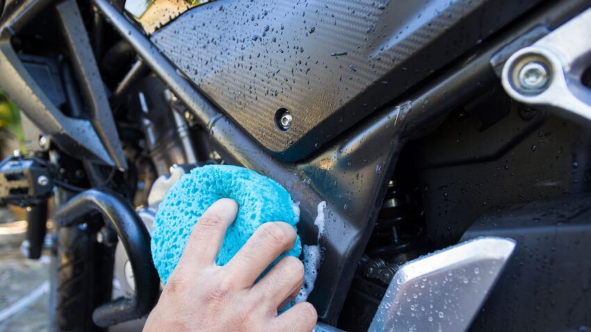 スポンジで洗車中のバイク