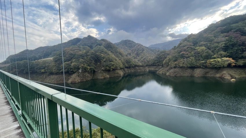 もみじ谷大吊橋から見る湖