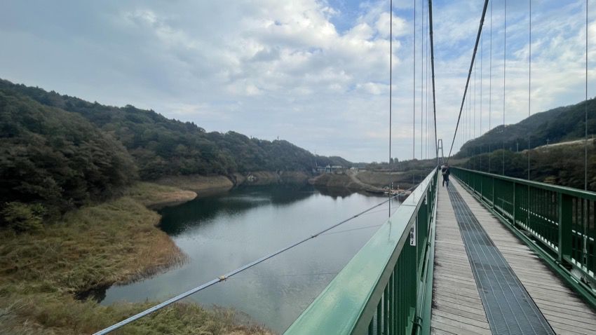 もみじ谷大吊橋から見る湖