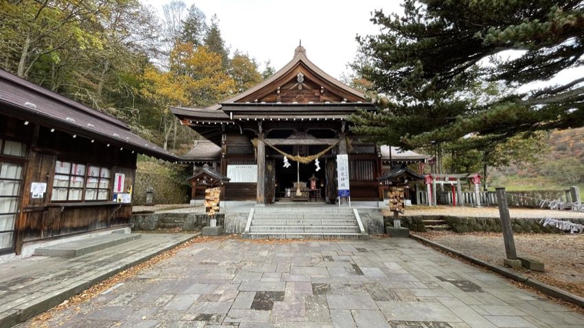 温泉神社の境内