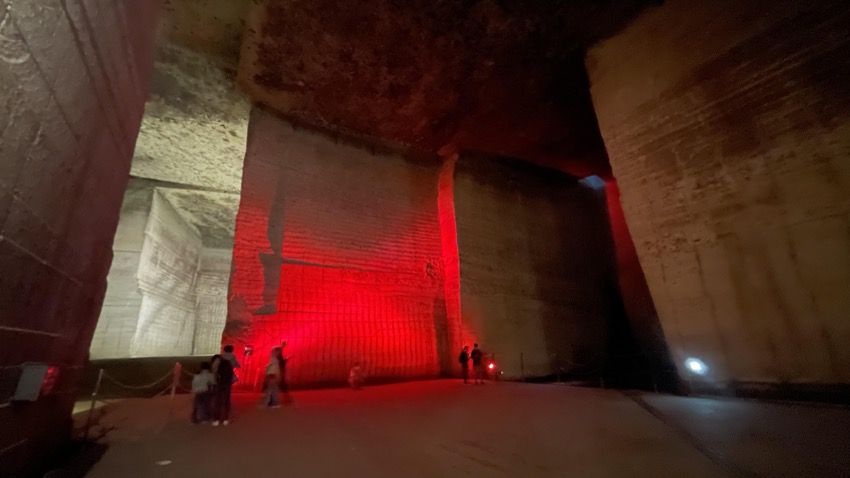 ライトアップされた大谷石資料館の地下空間