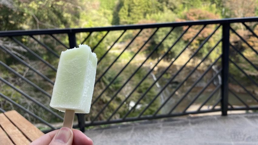 龍門の滝のテラスで食べるアイス