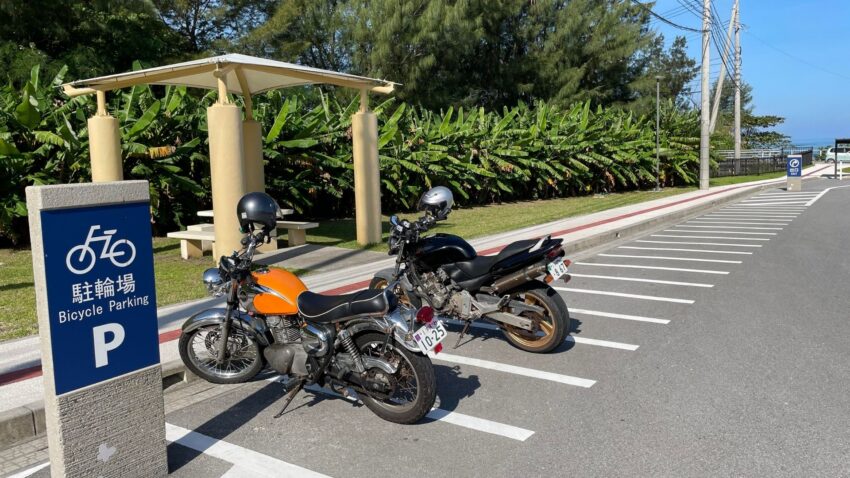 駐車場に並ぶ2台のバイク