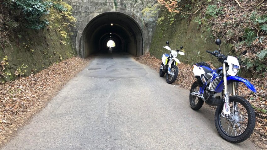 トンネル前のバイク