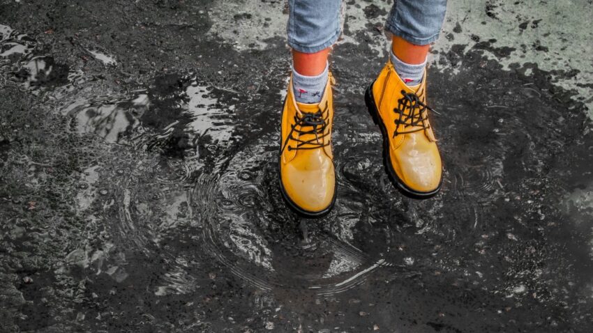 雨の日の水たまりと靴