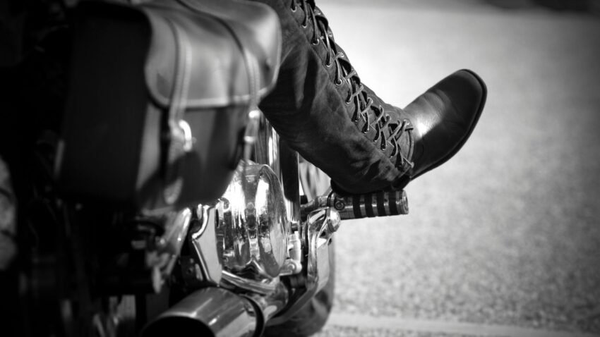 白黒のバイクと靴の写真