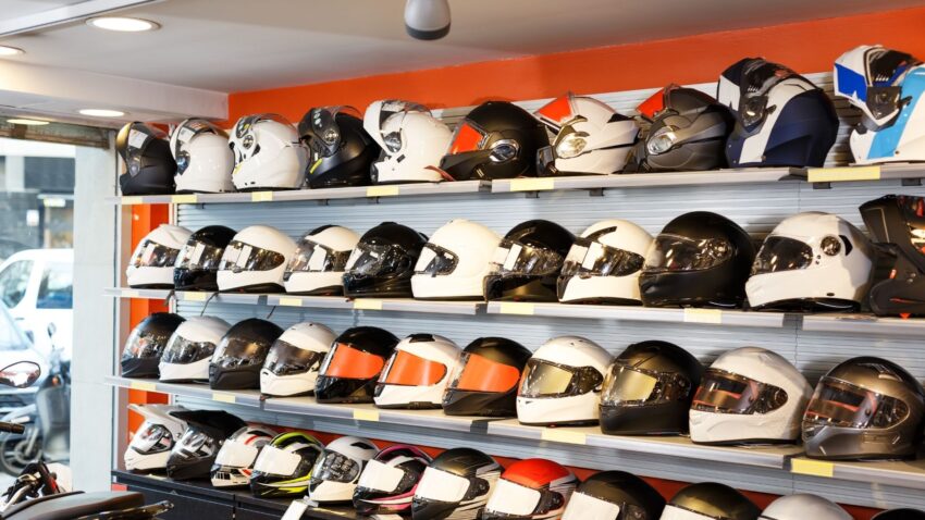 棚に並べられたヘルメット