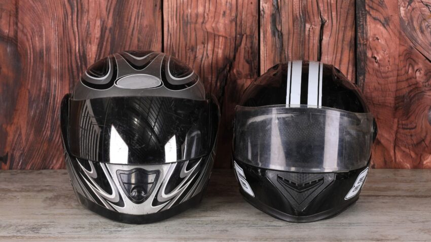 2個の黒いヘルメット