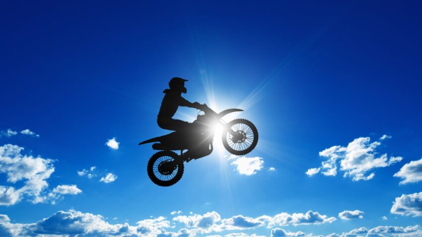 青空に飛ぶバイク