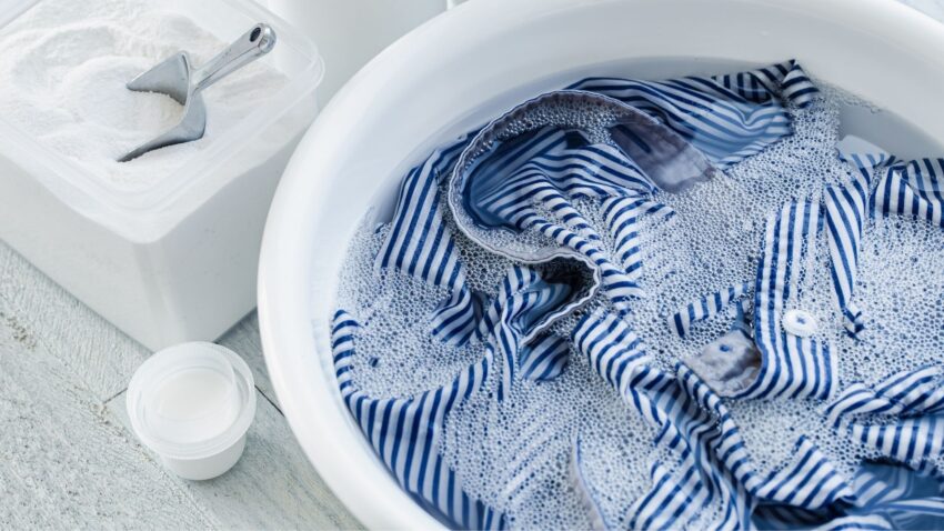 洗面器で服を洗う
