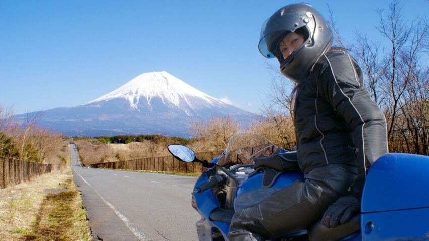 富士山とバイクにまたがる人