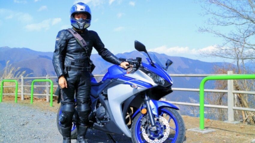 バイクの横に立つ人