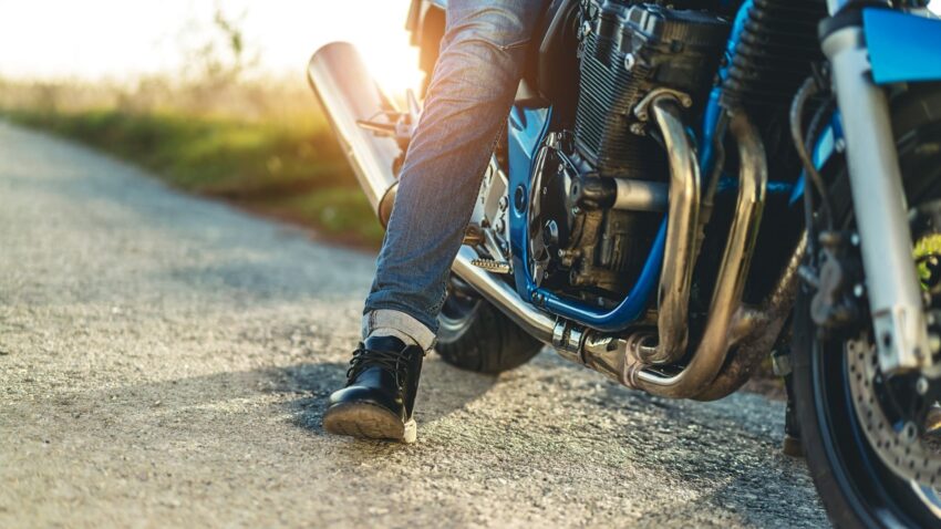 バイクに跨って足をつく人