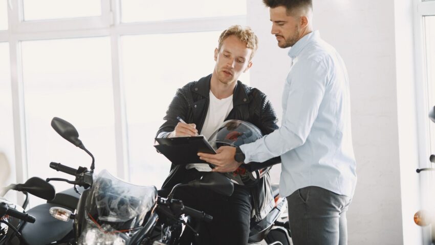 バイクの交渉をする人