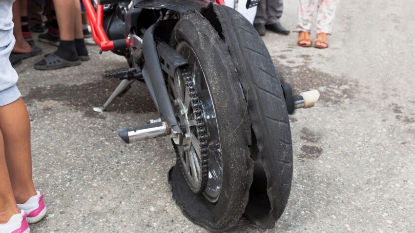 バーストしたバイクのタイヤ