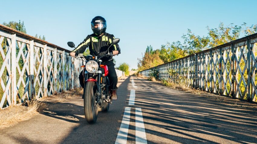 バイクで道を走る人