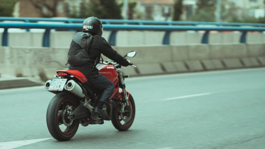 冬にバイクで高速を走る人