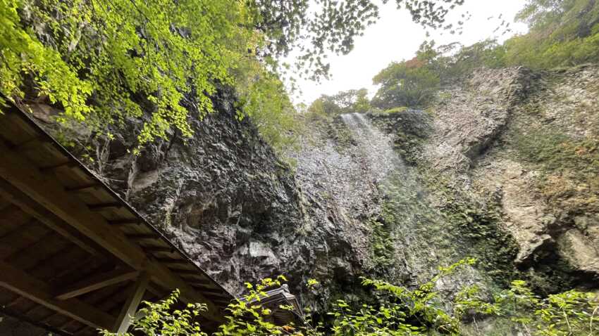 壇鏡神社の裏の滝