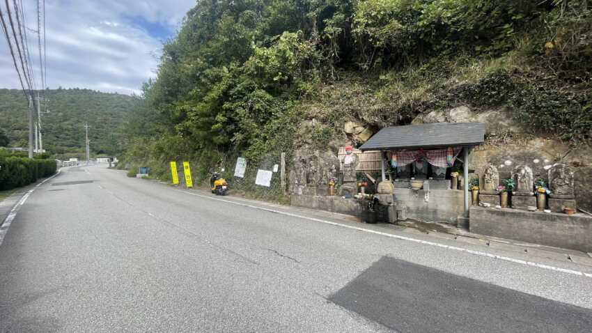 道路脇にある河井湧水