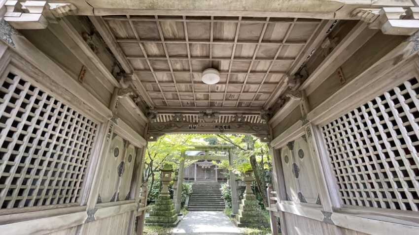 由良比女神社の門