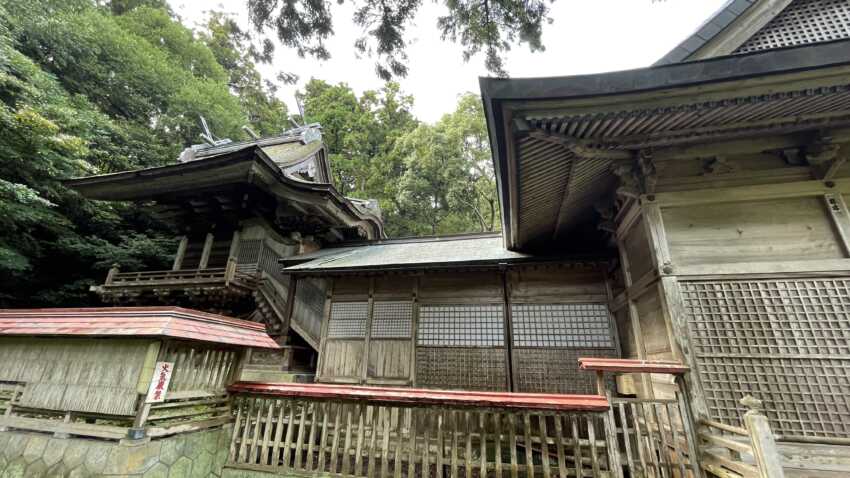 隠岐造りの由良比女神社