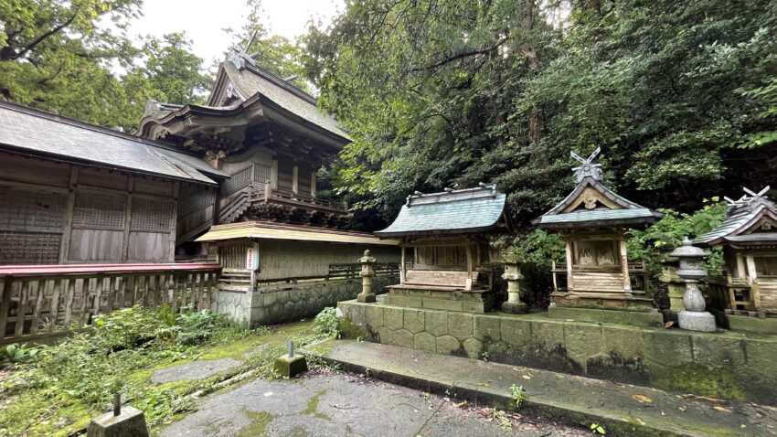 横から見た由良比女神社