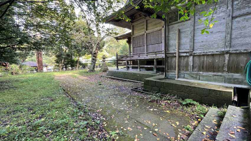 横から見た由良比女神社