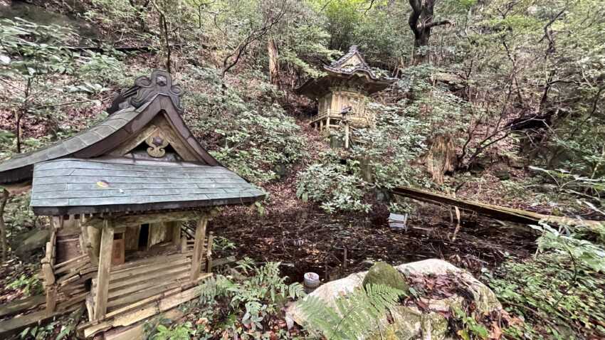 焼火神社の裏道にある池