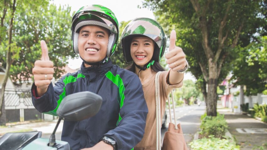 バイクでグッドサインする人