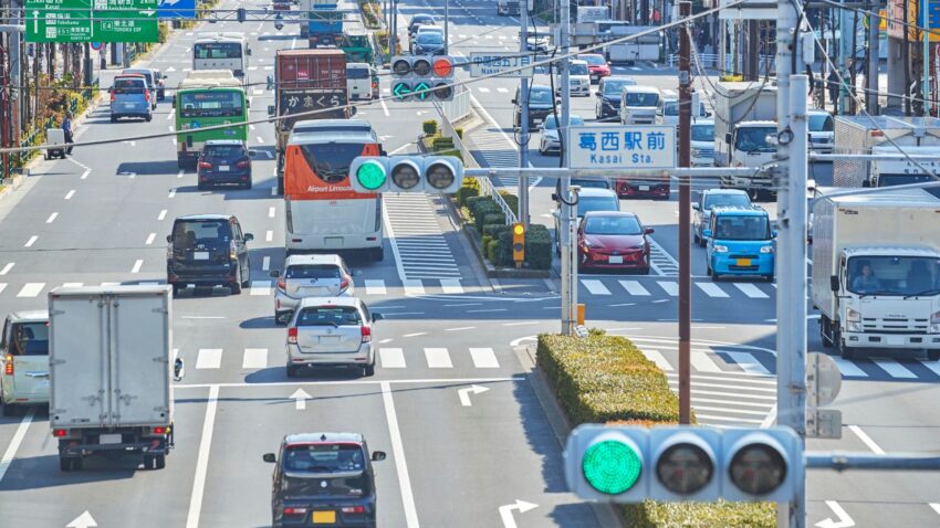 渋滞する道路と信号と交差点