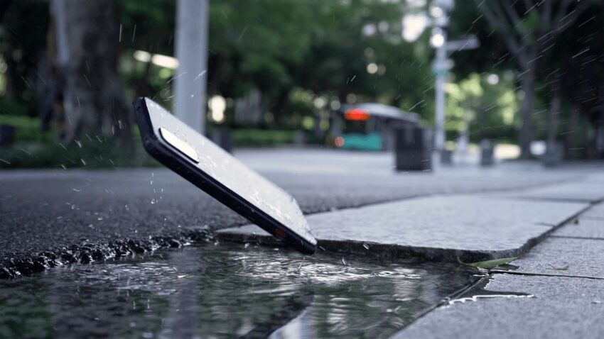 水に落ちるスマホ