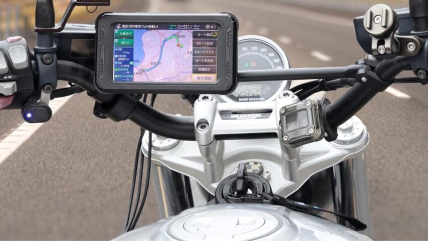 バイク用ナビをつけたバイク