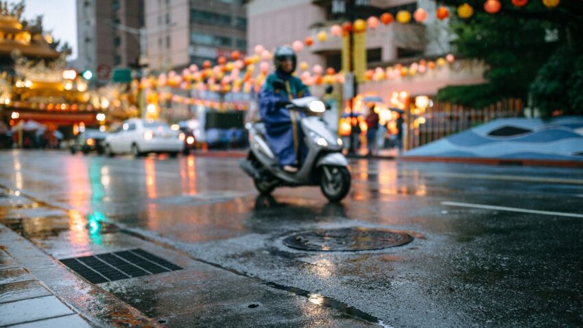 雨の中走るバイク