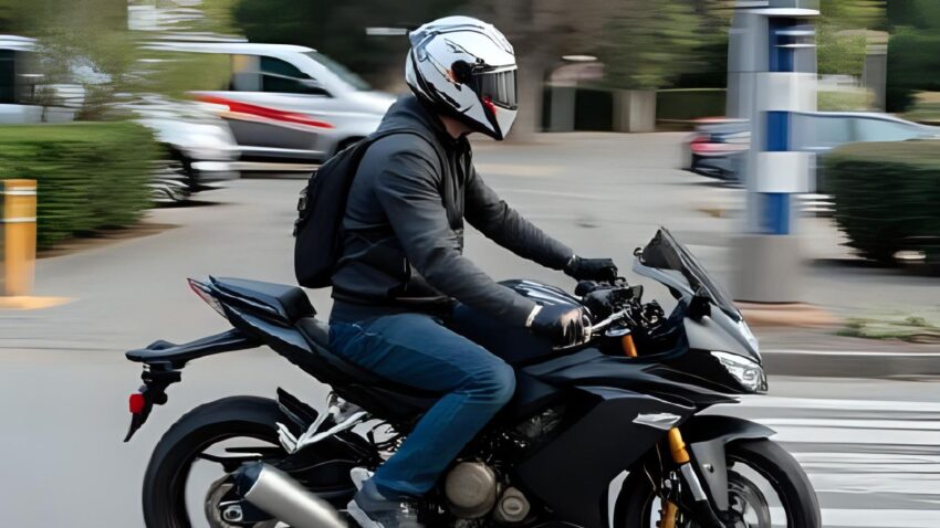 綺麗な姿勢でバイクに乗る人