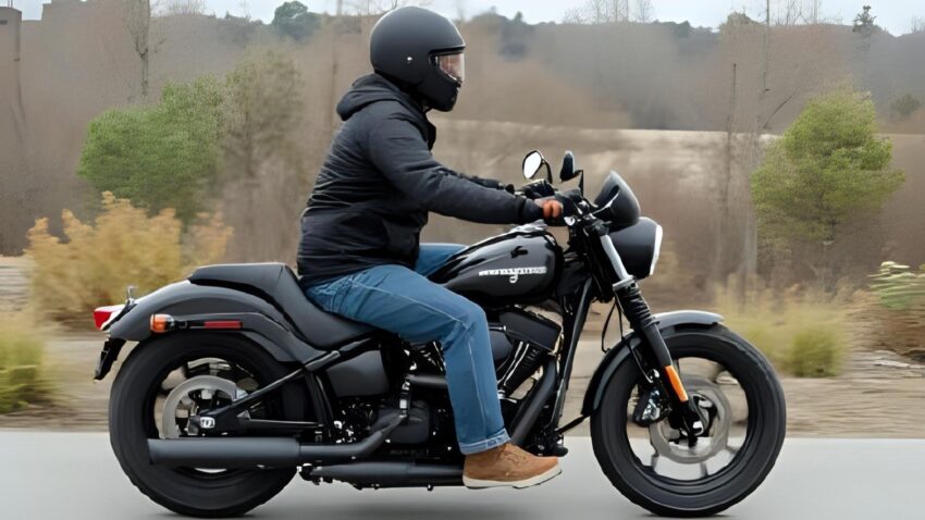 アメリカンクルーザーバイクに乗る人